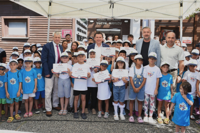 Osmangazi'de yüzme kursunu başarıyla tamamlayan öğrenciler sertifika aldı