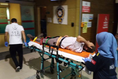 Traktör devrildi, sürücüyü kabin korudu