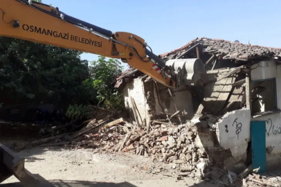 Bursa'nın Osmangazi ilçesinde 'Metruk Bina' temizliği devam ediyor