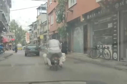 Motosiklet sürücüsünün tehlikeli anları kameralara yansıdı