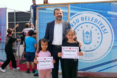 Gürsu’da yüzlerce çocuk yüzmeyi öğrendi