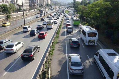 Bursa'da okullar açıldı, yollar tıkandı
