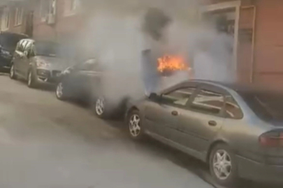 Yanan otomobili çevredekiler söndürdü