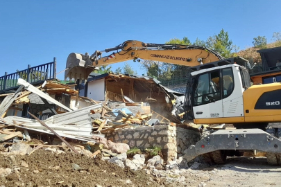 Gökçeören’de kaçak bir villa daha yıkıldı