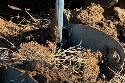 Tarlayı süren çiftçi patlamamış el bombası buldu