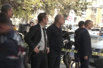 Savcı Yavuz Engin, "Benimle fotoğraf çektir" diyerek tehdit eden çete üyesi ile böyle fotoğraf çektirdi