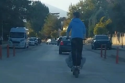 Scooter ile tehlikeli yolculuk kamerada