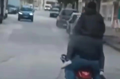 Motosiklete sığmak için sürücünün omzuna çıktı
