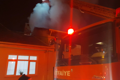 İnegöl'de 2 katlı ahşap bina alev alev yandı