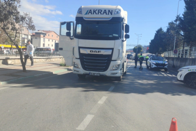 Telefonla konuşurken tırın altında kaldı