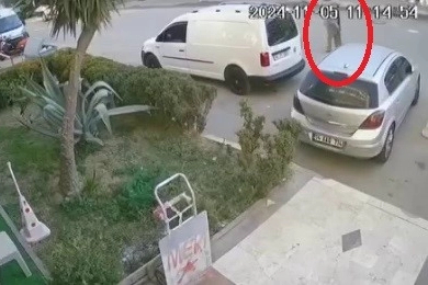 Geri manevra yapan araç yaşlı adama çarptı