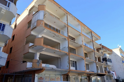 Yıkım kararına rağmen yıkılmayan bina tehlike saçıyor