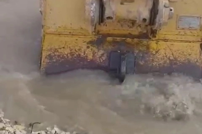 Su borusu patladı! Caddeler göle döndü