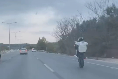 Tek teker üzerinde kilometrelerce ilerleyen sürücü kamerada