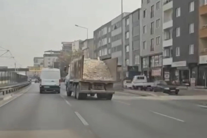 Arabayatağı’nda moloz yüklü kamyon tehlike saçtı