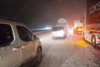 Bolu mevkiinde kar yağışı nedeniyle trafik durdu