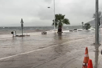 Bursa'da fırtına sahil kenarını vurdu, caddeler göle döndü