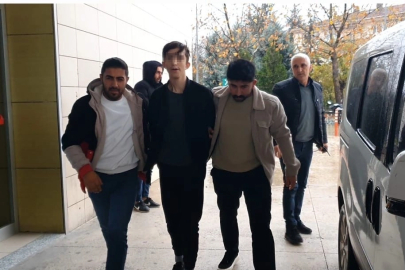 Dedesini bıçaklayan torun adliyede