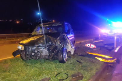 Hafif ticari araç refüje çıktı: 2 yaralı