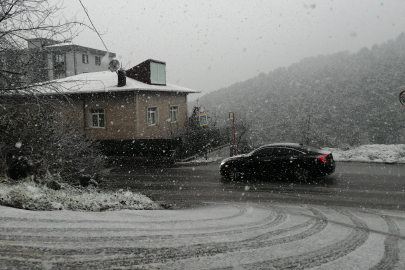İstanbul'da Aydos Ormanı ve çevresinde kar yağışı etkili oluyor