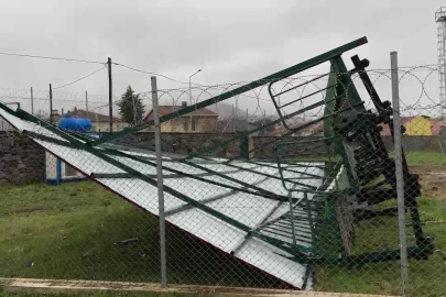 İznik İlçe Stadyumu’nda şiddetli rüzgar tribünü yıktı