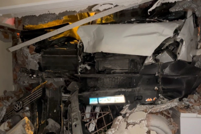 Şiddetli lodosa yenik düşen kamyonet evin salonuna girdi