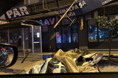 Şiddetli rüzgar tabelayı yerinden söktü