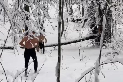 Uludağ'da dondurucu soğukta iki arkadaşın kar banyosu keyfi