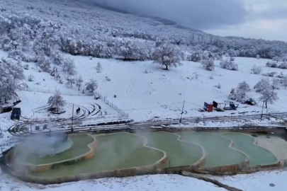 Karla kaplı dağların arasında doğal termal keyfi