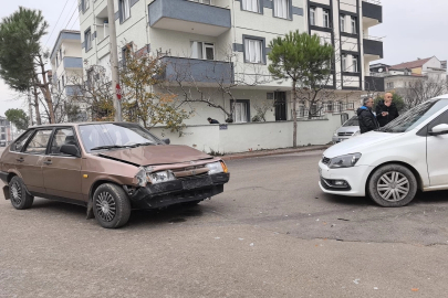 İki otomobilin çarpıştığı kazada iki kişi yaralandı