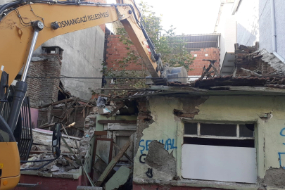 Tehlike saçan metruk bina yıkıldı