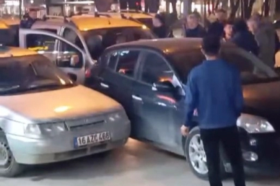 Direksiyon başında fenalaştı önündeki araca çarptı! 2 yaralı