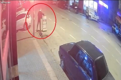 Yoldan aldığı tabela ile dükkana saldırdı