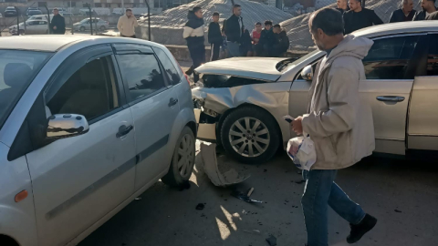Otomobiller kafa kafaya çarpıştı! 4 yaralı