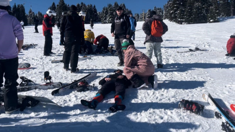 Uludağ'da acemi kayakçılar birbirine girdi