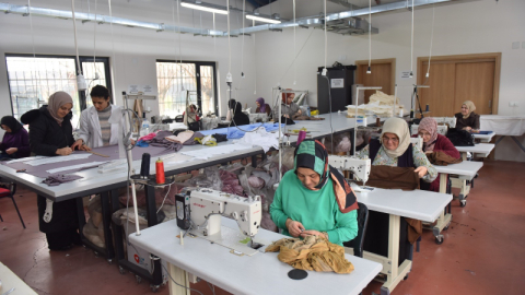 Yıldırım'da kadınlar, dikiş ve nakış ile ekonomiye katkı sağlıyor