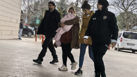 Kucaklarında bebekle hırsızlık yapan 2 kadın yakalandı