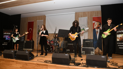 Genç müzisyenler final için sahnede