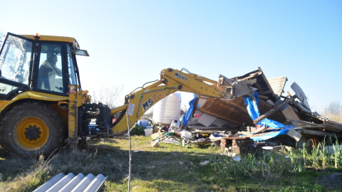 Yenişehir'de kaçak yapılar tek tek yıkılıyor