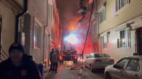 Alevlerle mücadele eden ekiplerin üzerine elektrik teli düştü