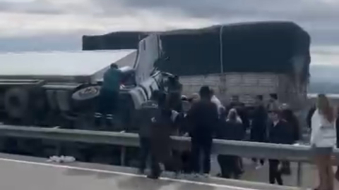 Kamyon devrildi, sürücü yaralandı