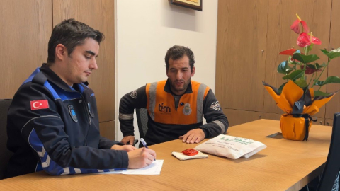 Temizlik personelinden örnek davranış