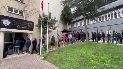 Bursa'da kaçak göçmen operasyonu: 47 göçmen yakalandı, 4 şüpheli gözaltına alındı