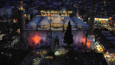 626 yıllık Ulu Cami'ye Ramazan mahyası asıldı