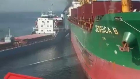 Limandan çıkan gemi, başka bir gemiye çarptı