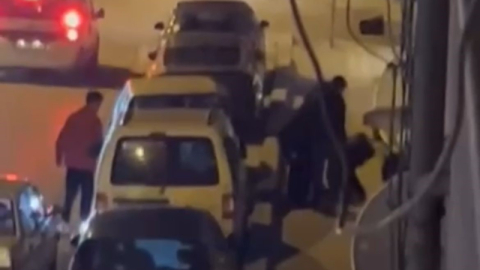 Aralarına aldığı kişiyi böyle darp ettiler