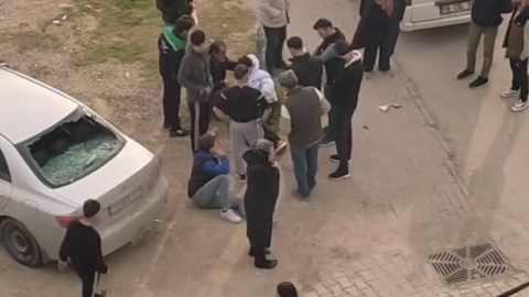 Bursa'da motosiklet park halindeki iki otomobile çarptı: 2 yaralı
