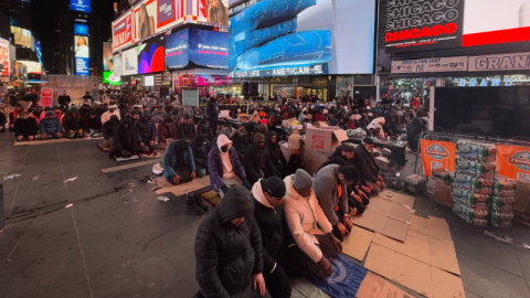 New York Times Meydanı’nda teravih namazı