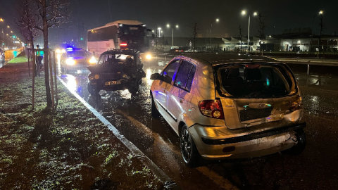 Yağış sebebiyle kayan otomobil, trafik ışıklarında bekleyen araca çarptı: 5 yaralı