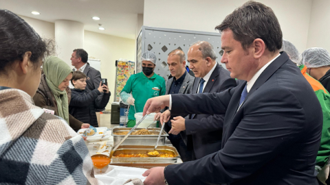 Başkan Aydın vatandaşlara iftar yemeği dağıttı